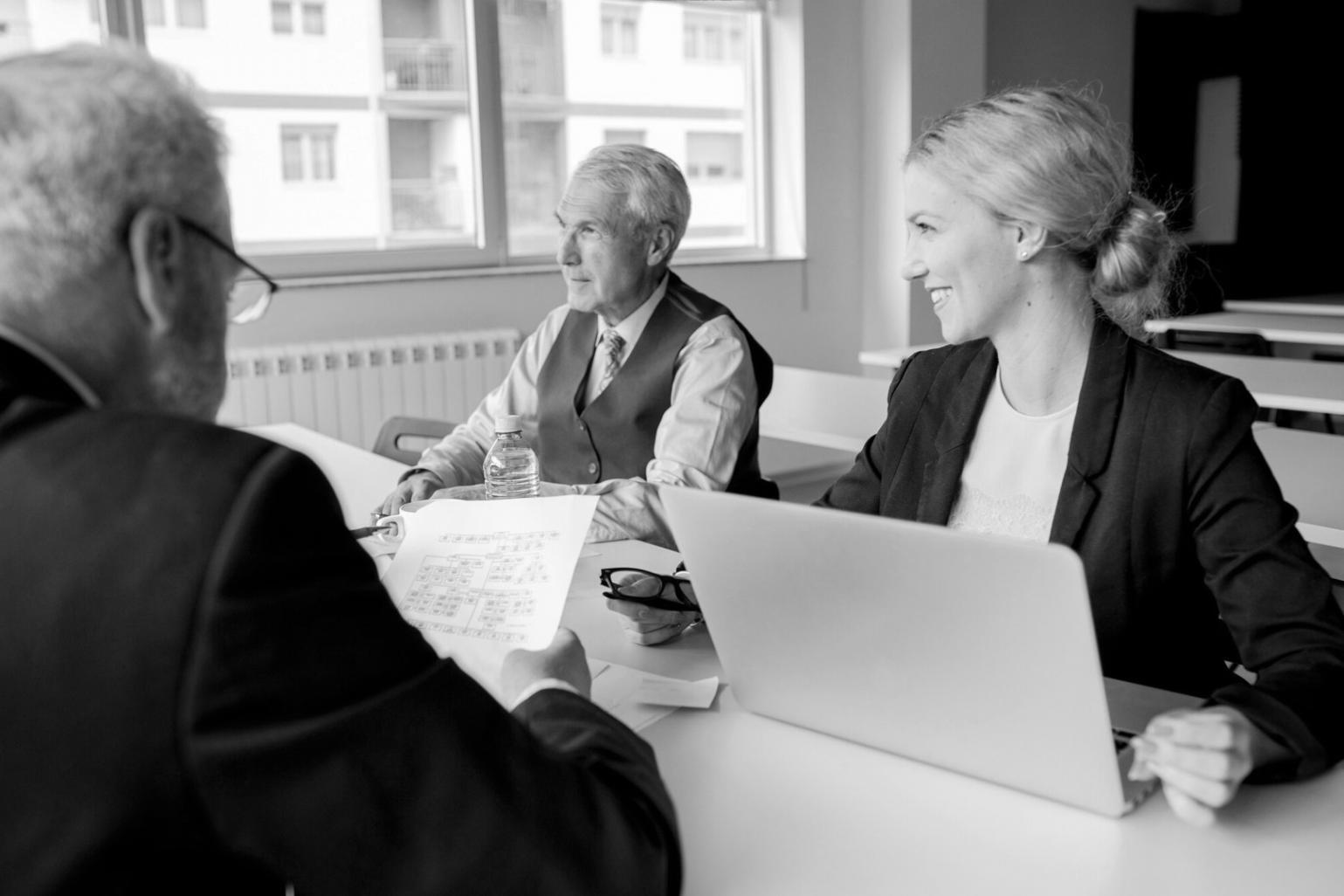 Фотограф настраивает камеру на природе